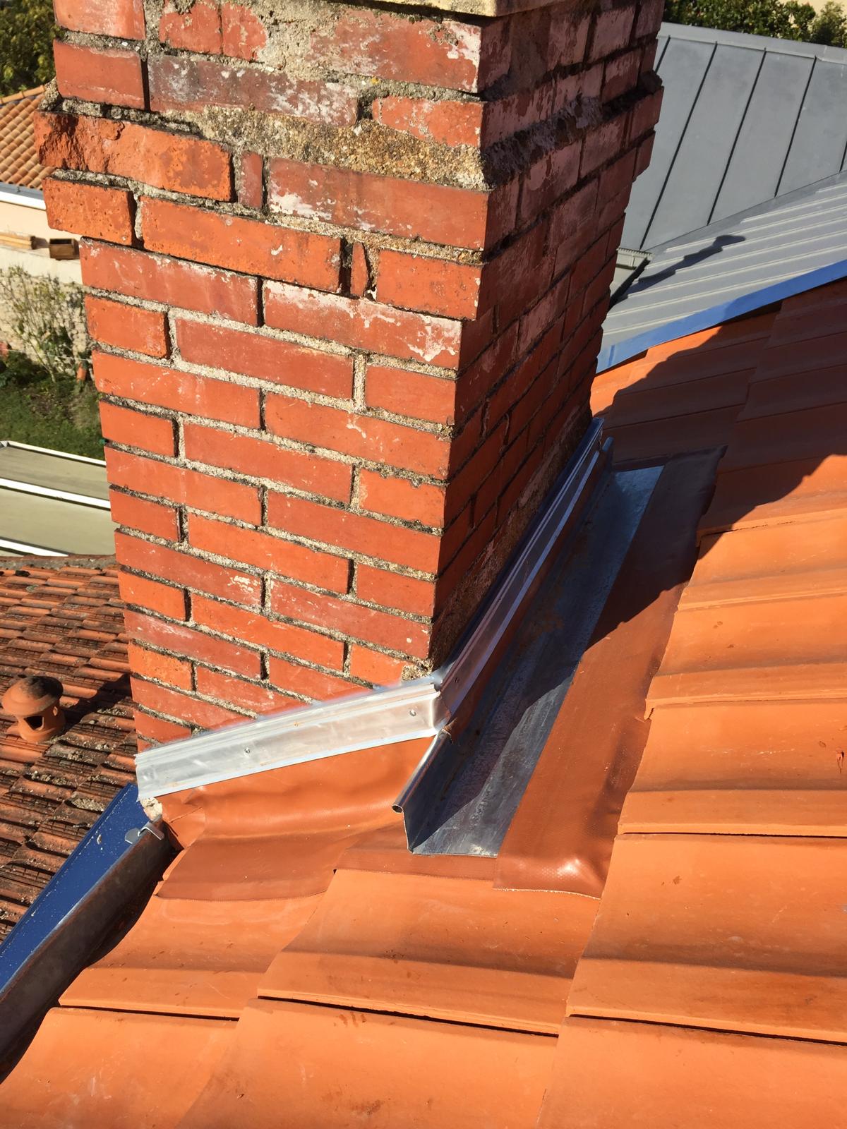Solin en zinc autour d’une cheminée en briques