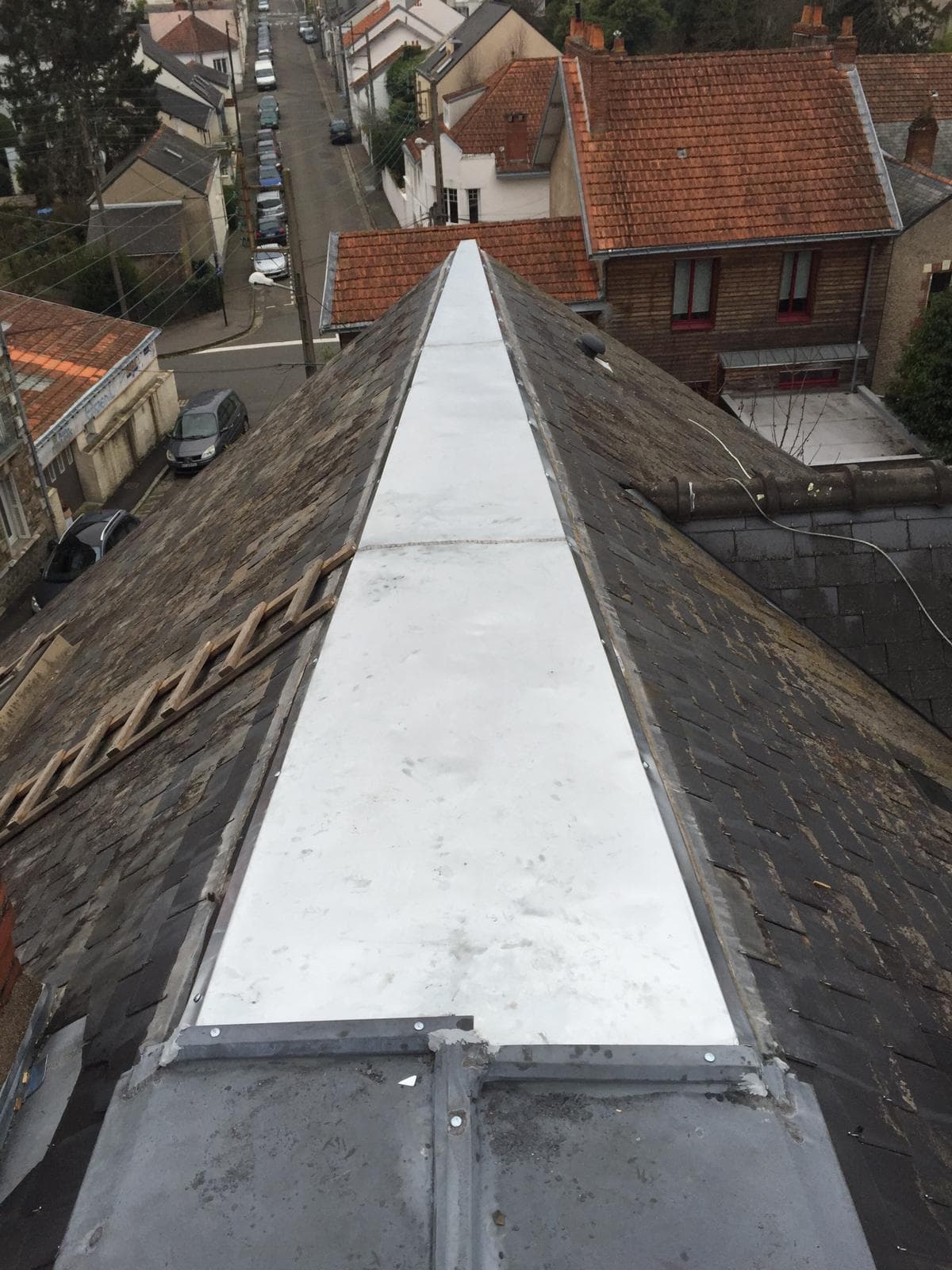 Maison couverte d’une toiture en tuiles rouges