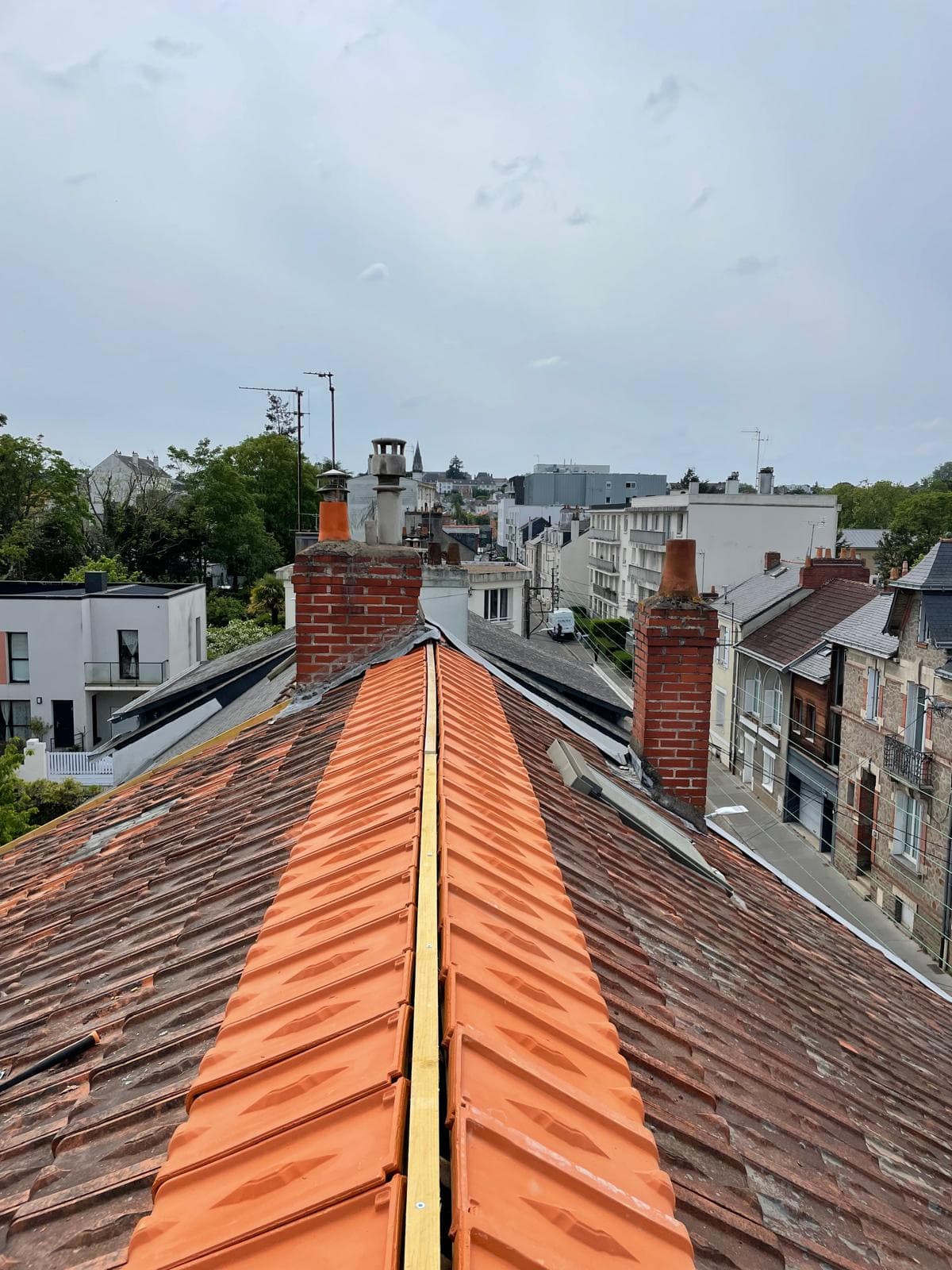 Toiture ancienne en environnement urbain nantais