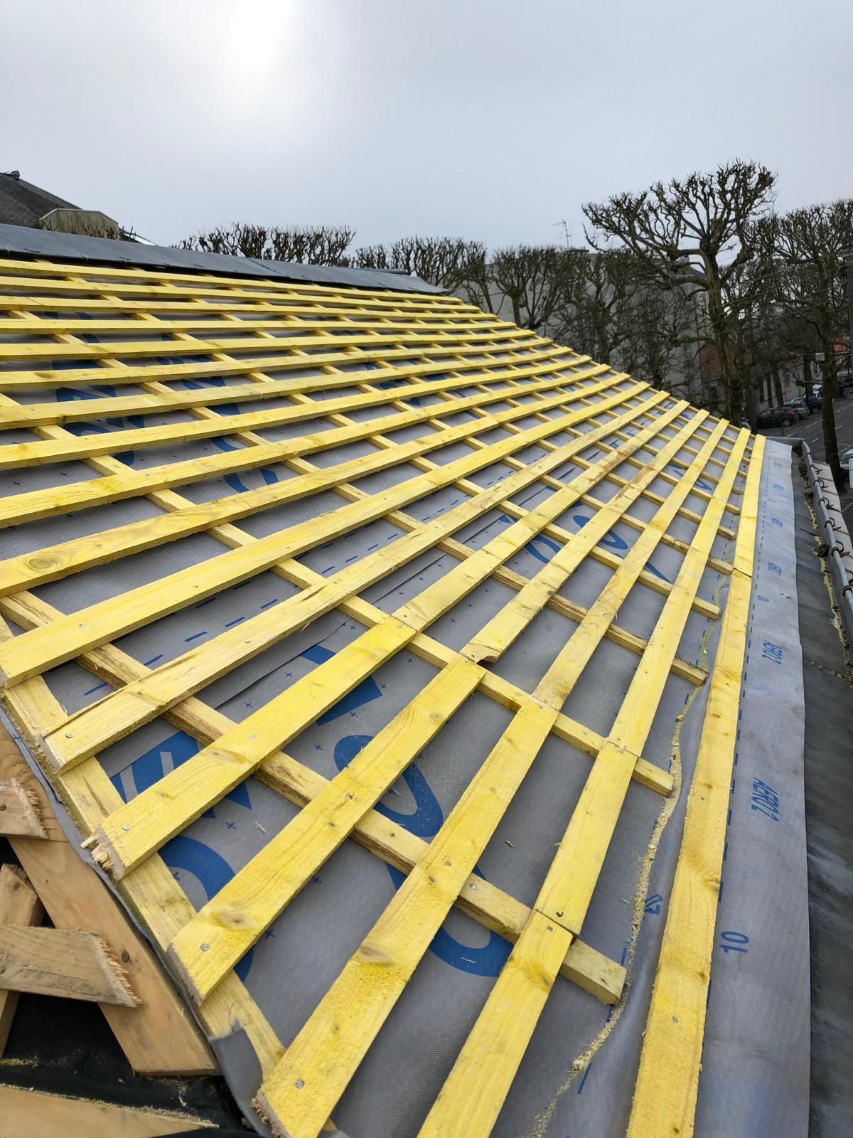 Structure de toiture visible pendant une rénovation de couverture